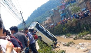 तारकेश्वर दुर्घटना : मोटरसाइकल चालकको मृत्यु, बसमा सवार १० जना घाइते